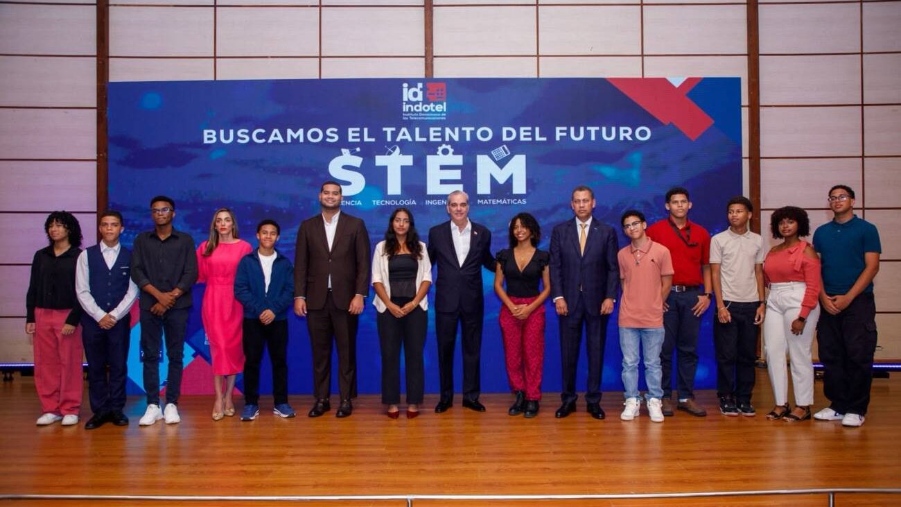 Presidente Abinader entrega reconocimientos del Indotel a más de 170 estudiantes destacados en el concurso “Buscamos el Talento del Futuro”